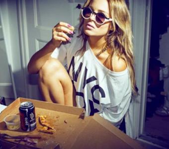 th_girl-eating-pizza.jpg-1050x700
